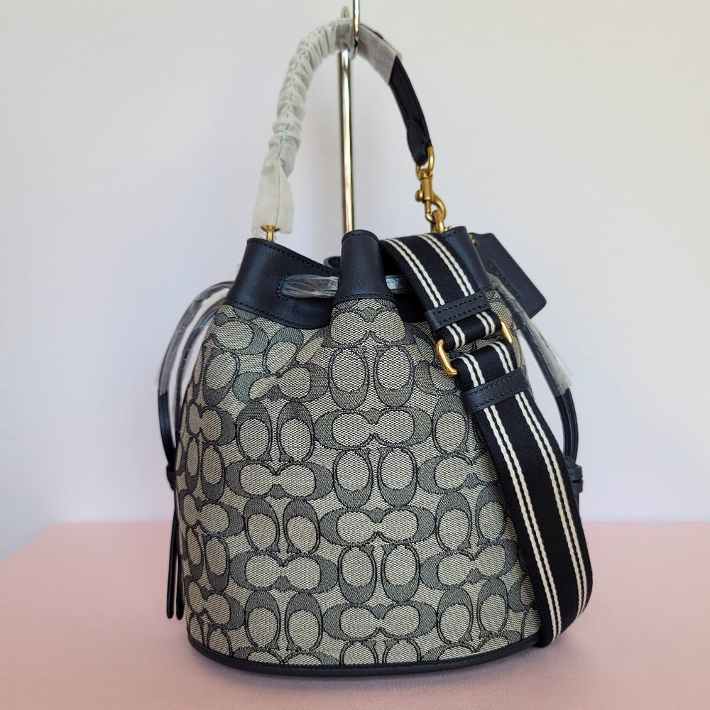 COACH Field Bucket Bag in Signature Jacquard & Leather–Navy Midnight Navy 🎈